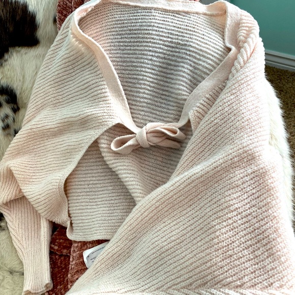 Tie-able sweater! - Picture 1 of 2